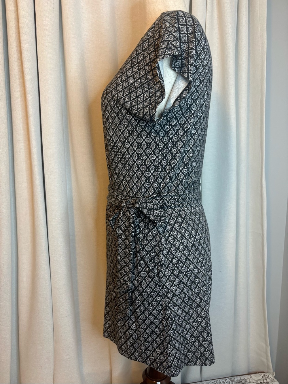 Old Navy  Women’s Black Patterned Short-Sleeve  Romper with Tie Waist - Picture 4 of 8